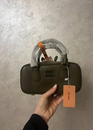 Сумочка prada medium olive leather tote bag