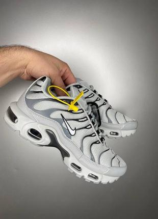 Крутые женские кроссовки nike air max plus tn light grey светло-серые