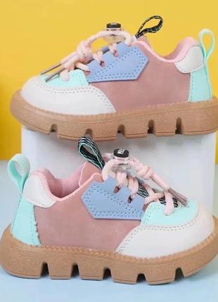 Кроссовки розовые