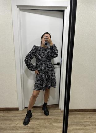 Короткое платье в цветочный принт темное платье