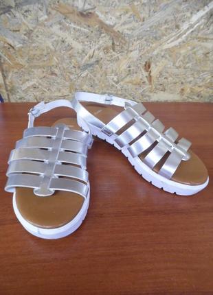 Босоніжки bata*