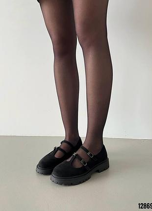 Черные замшевые туфли с тонкими ремешками пряжками на толстой подошве