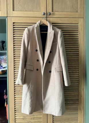 Класичне бежеве пальто zara