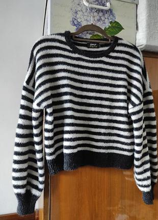 Пухнастий светр у смужку