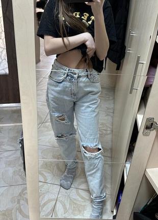 Джинсы mom рваные