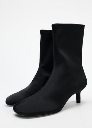Стрейчевые черные идеальные ботльоны носка zara
