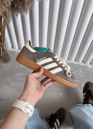 Класні жіночі кросівки Aop adidas Kids Low-Tops for Kids light brown beige коричневі