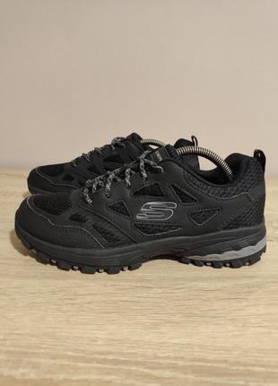 Кросівки skechers.