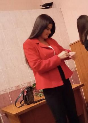 Брючний костюм в червоному кольорі