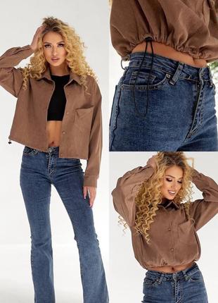 Рубашка укороченная на пуговицах с воротником и декоративным карманом на груди.