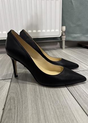 Черные кожаные снаружи и в середине матовые туфли челнок guess