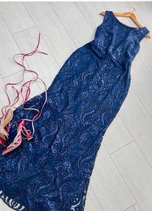 Синее платье с кружевом и пайетками