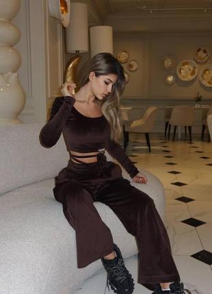 Трендовый спортивный брючный костюм с брюками на затяжках и топом