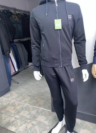 Чоловічий спортивний костюм