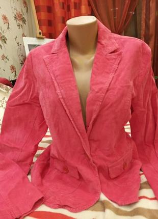 Яскравий жакет, піджак.