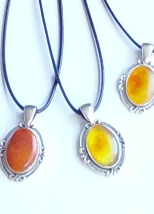 Кулон з бурштину