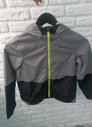 Куртка quechua р.140 на 10 л.