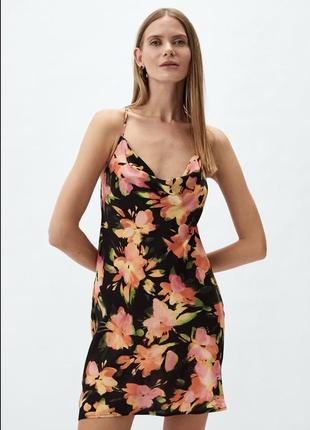 Коротка чорна сатинова, атласна сукня, плаття комбінація в квіти h&m