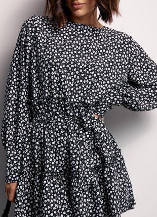 Короткое пышное платье в цветок цветочное с длинным объемным рукавом закрыто с рюшами свободного кроя с поясом клеш с поясом на поясе софт