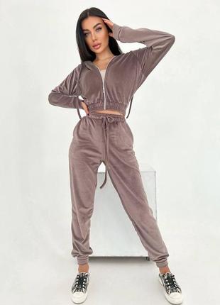 Велюровый спортивный костюм