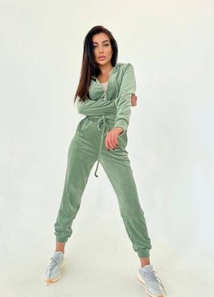 Велюровый спортивный костюм