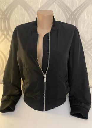 Стильная черная утепленная куртка бомбер divided