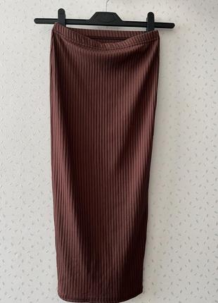 Облягаюча коричнева спідниця