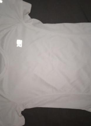 Белая спортивная футболка