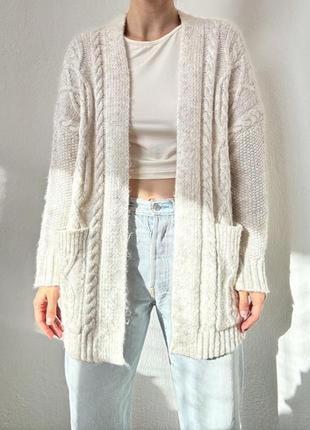 Білий кардиган у коси 2