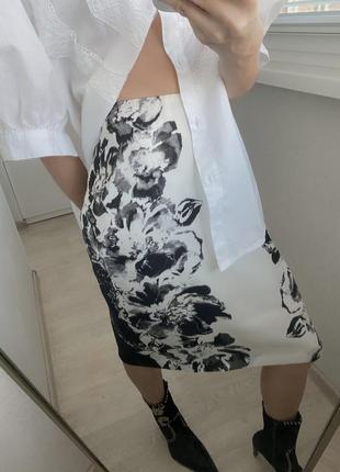 Прямая юбка чёрно-белая в офис с рисунком