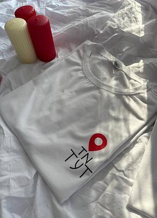 Стильна футболка з написом ти тут