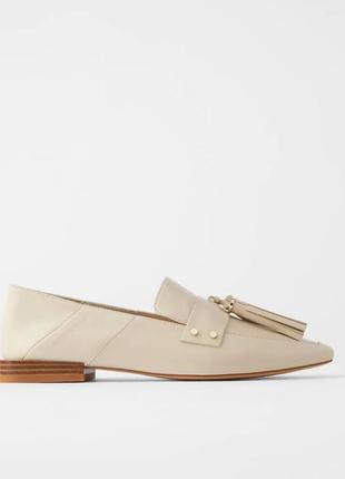 Классные молочные классические кожаные лоферы zara