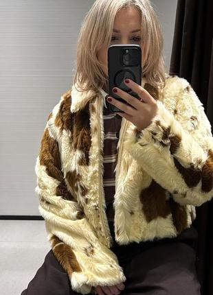 Очень классная шубка в животный принт zara