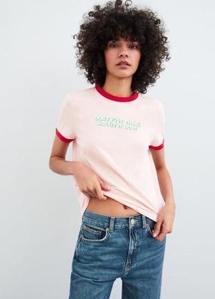 Розовая полуоблегающая футболка с надписью zara