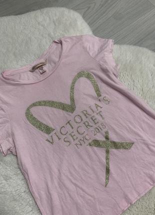 Жіноча футболка у ніжно рожевому кольорі від відомого бренду victoria secret оригінал