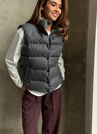 Стильний теплий жилет на гудзиках