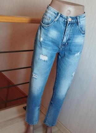 Женские голубые джинсы рваные 28
