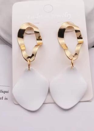 Бижутерия серьги длинные слюльчатки шарикчики длинные на лето белые серьги висые