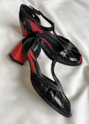 Дизайнерские лакированные босоножки