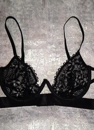 Эротический бюстгальтер с глубоким декольте.
