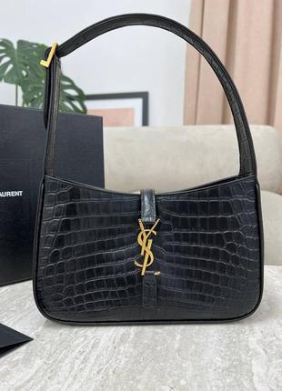 Элегантная черная сумка с текстурой под крокодилом. универсальный размер, удобный дизайн