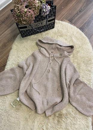 Свитер с капюшоном