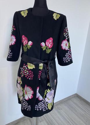 Вишите пальто gucci.