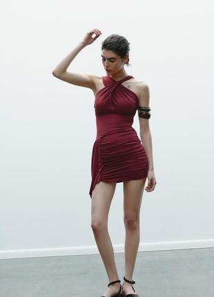 Струменясте плаття зі складками