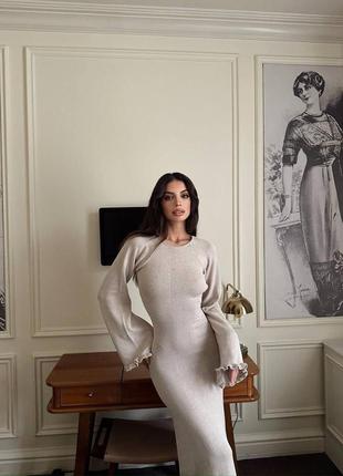 Платье макси из трикотажа с открытой спиной.
