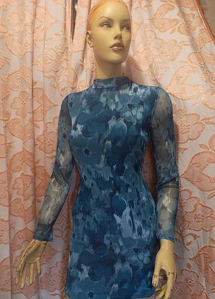 Платье красивое.