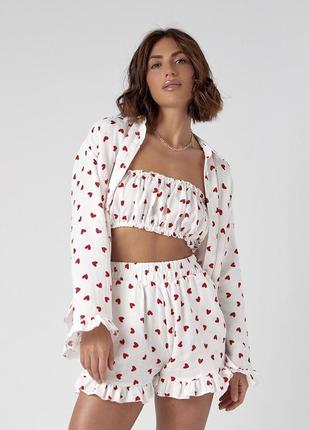 Летний костюм-тройка украшен сердечками