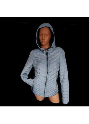Легка куртка бренд the outerwear розмір s-м жіноча сіро-блакитна демісезон капюшон б/в