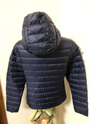 Пухова курточка в темно синьому кольорі.