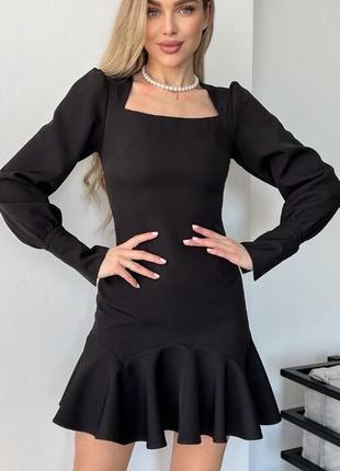 Короткое черное платье